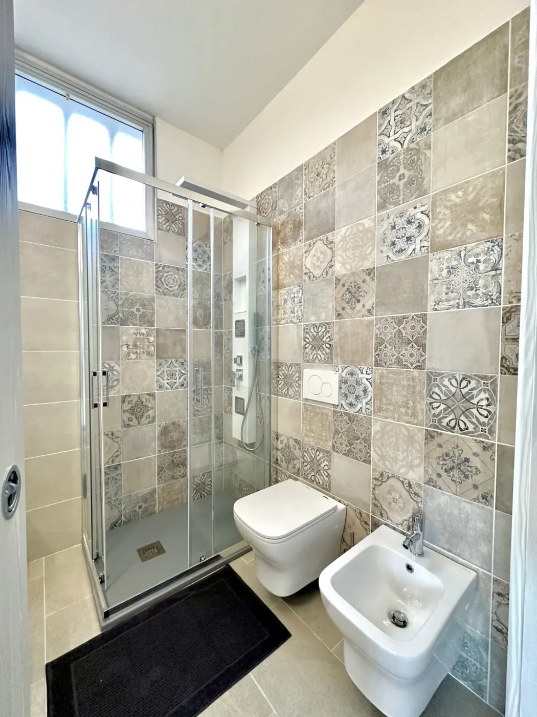 Bagno moderno con doccia, appartamento Leggiuno
