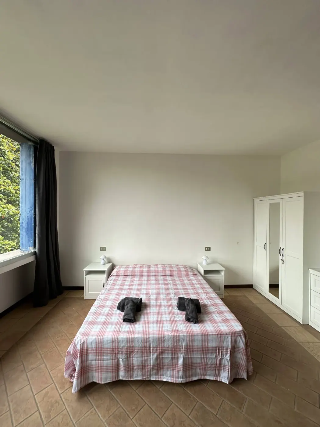 Camera da letto appartamento vacanze con piscina Leggiuno