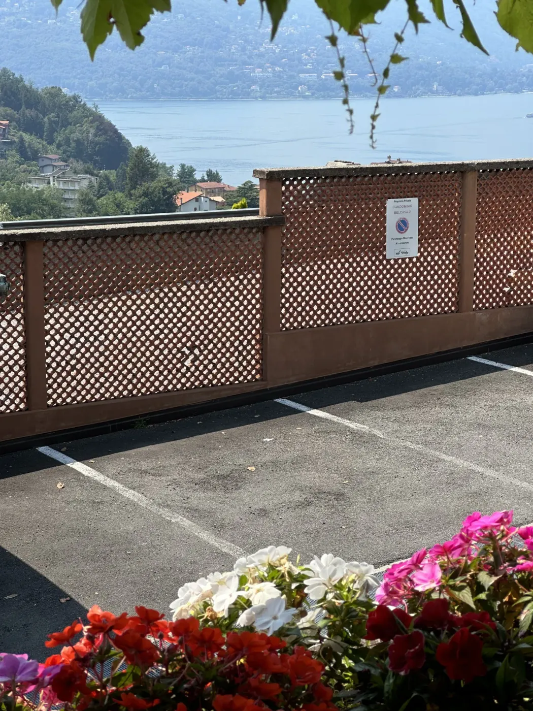 Parcheggio privato con vista sul Lago Maggiore, appartamento Leggiuno