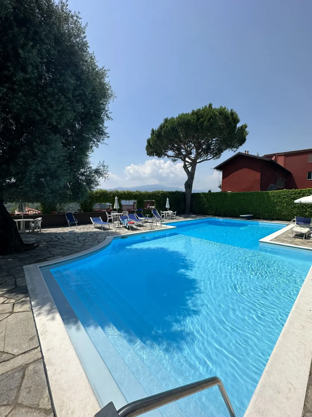 Piscina condominiale stagionale appartamento con piscina Leggiuno Lago Maggiore
