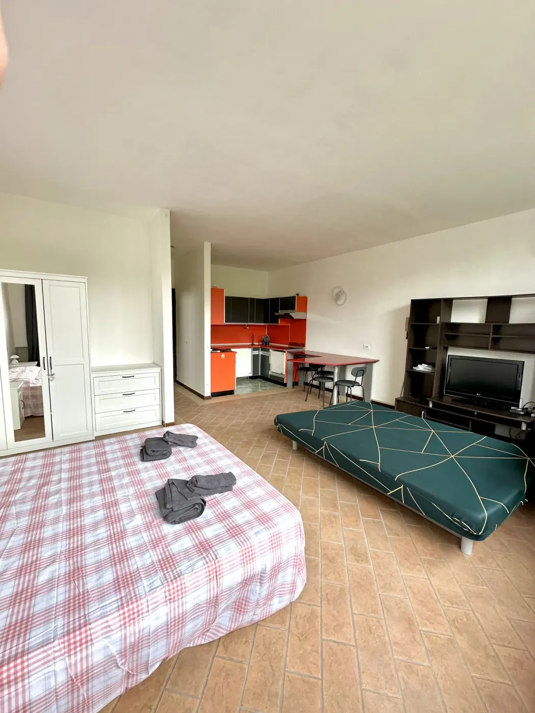 Soggiorno open space con zona living, appartamento con piscina Leggiuno