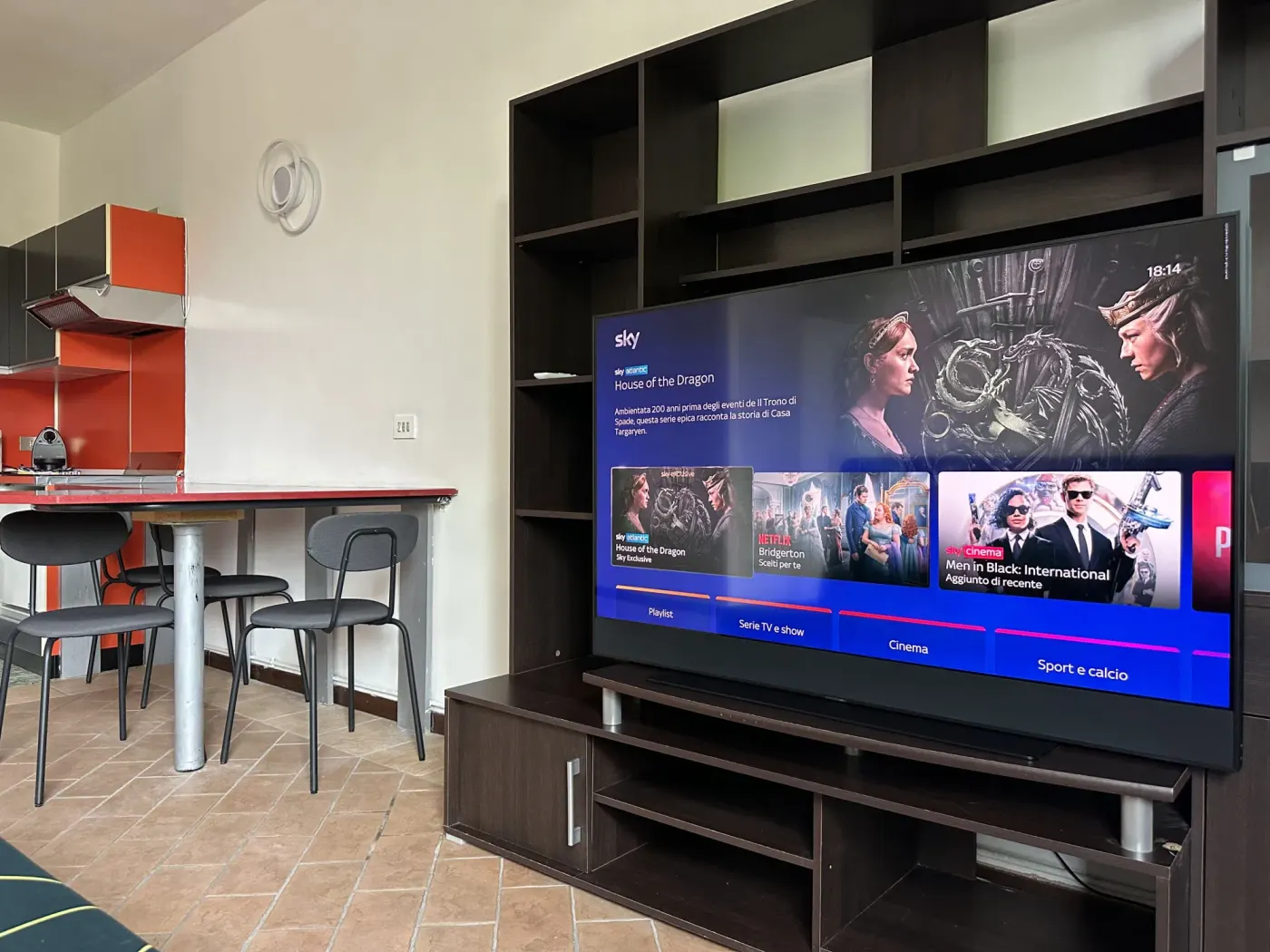 Smart TV soggiorno appartamento affitto breve Leggiuno