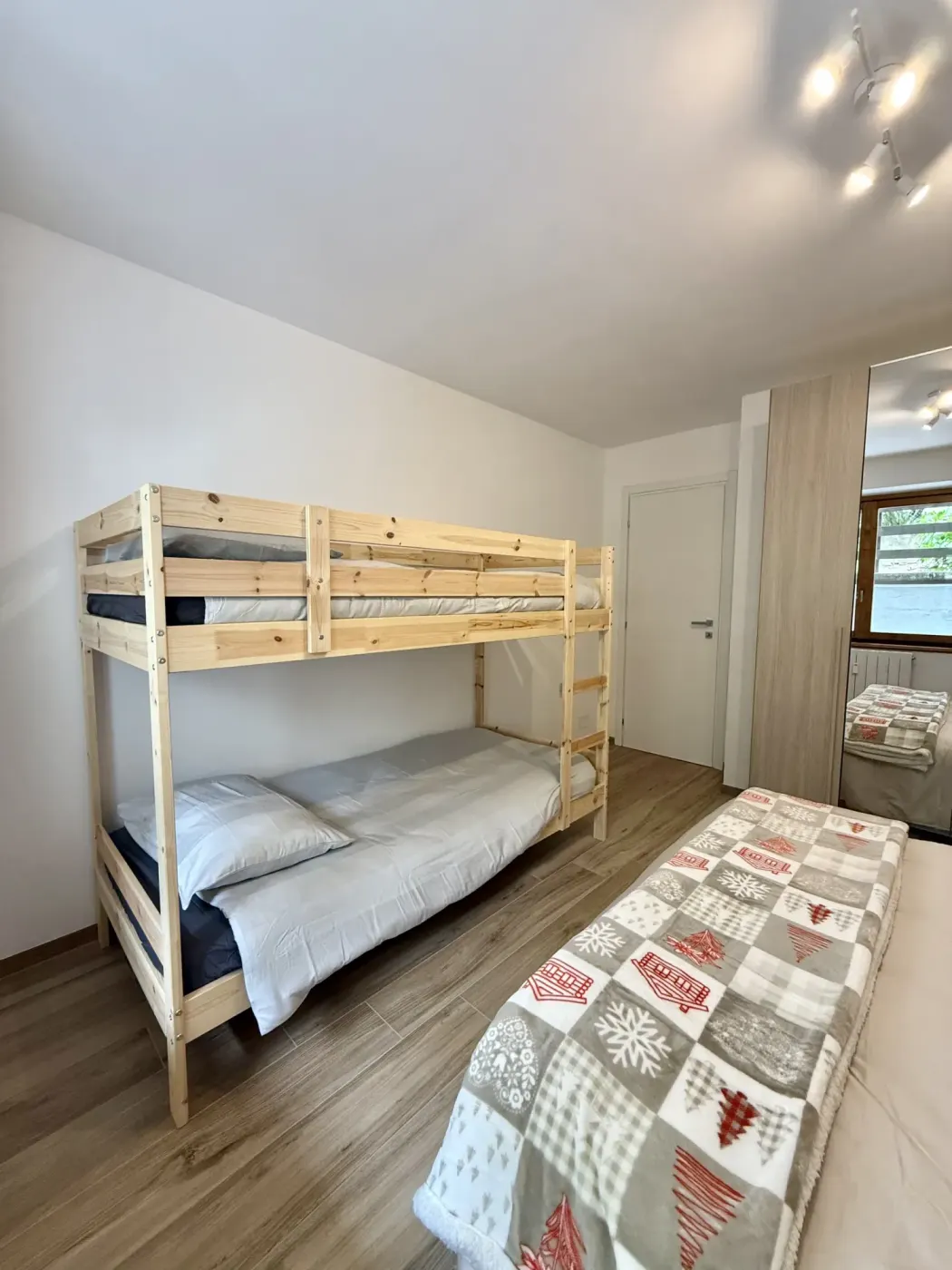 Camera matrimoniale con letto a castello e finestra