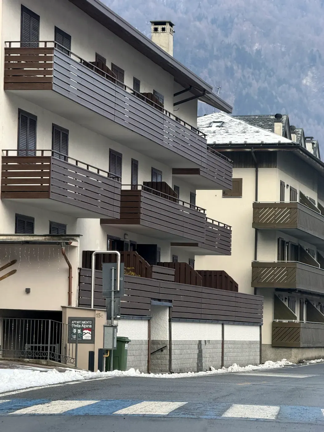 Esterno del palazzo Dolce Vetta Valmalenco con vista montagne