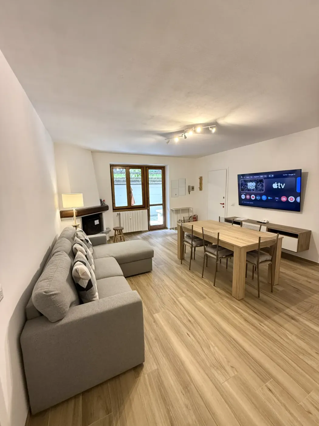 Soggiorno con zona pranzo e TV