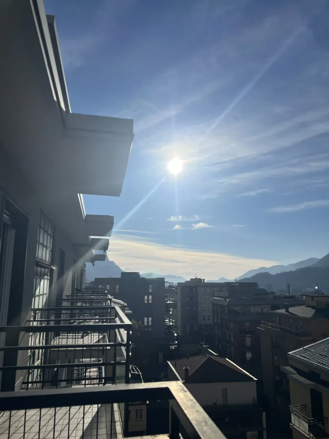 Balcone appartamento Lake At Home Lecco con vista lago e monti
