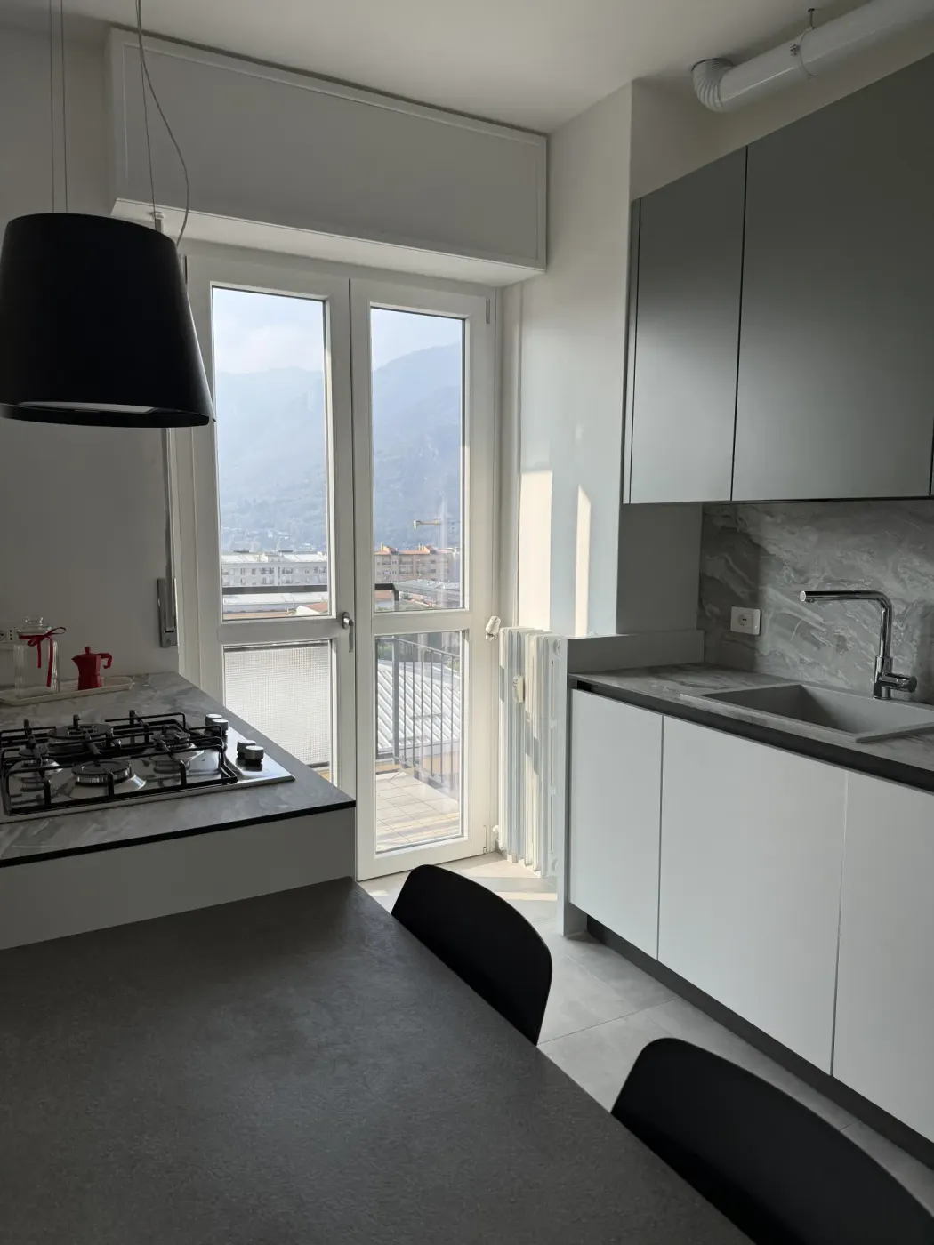 Cucina attrezzata con affaccio sui monti lecchesi appartamento Lecco