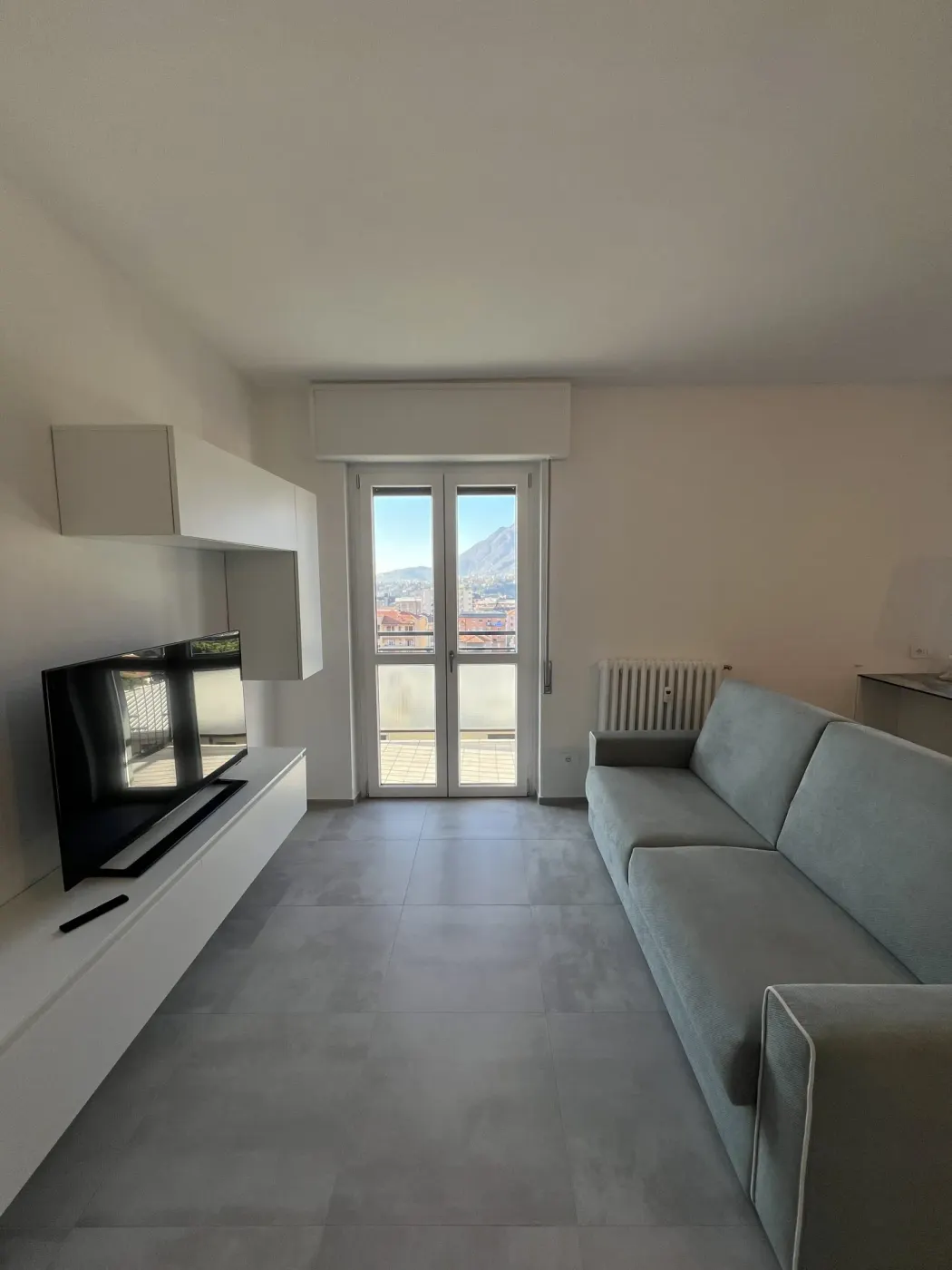 Zona living appartamento affitto breve Lecco Lago di Como