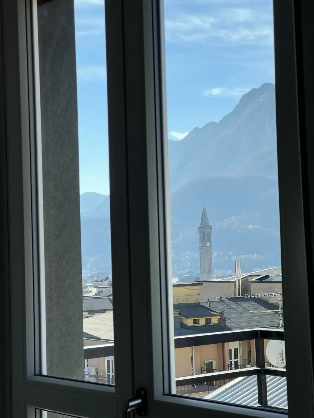 Vista Lago di Como e monti lecchesi dalla finestra appartamento Lecco