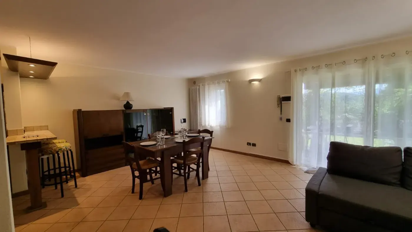 Sala da pranzo villa con piscina Leggiuno