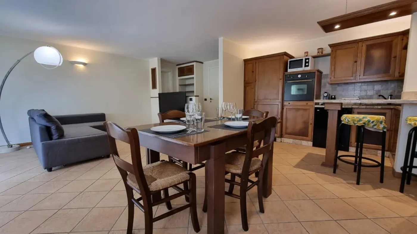 Soggiorno cucina attrezzata affitto breve Leggiuno Lago Maggiore